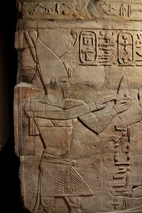 Relief på en helgedom som uppförts av farao Taharqa i gården till Amuntemplet som byggdes av honom i Kawa i Nubia, 25:e dynastin, sen period, 690-64 f.Kr. sandstensdetalj från 107896